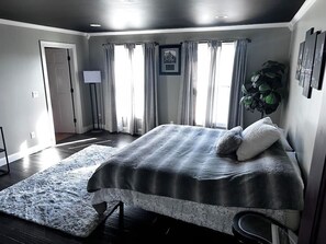 9 Schlafzimmer, Zimmersafe, Schreibtisch, Bügeleisen/Bügelbrett