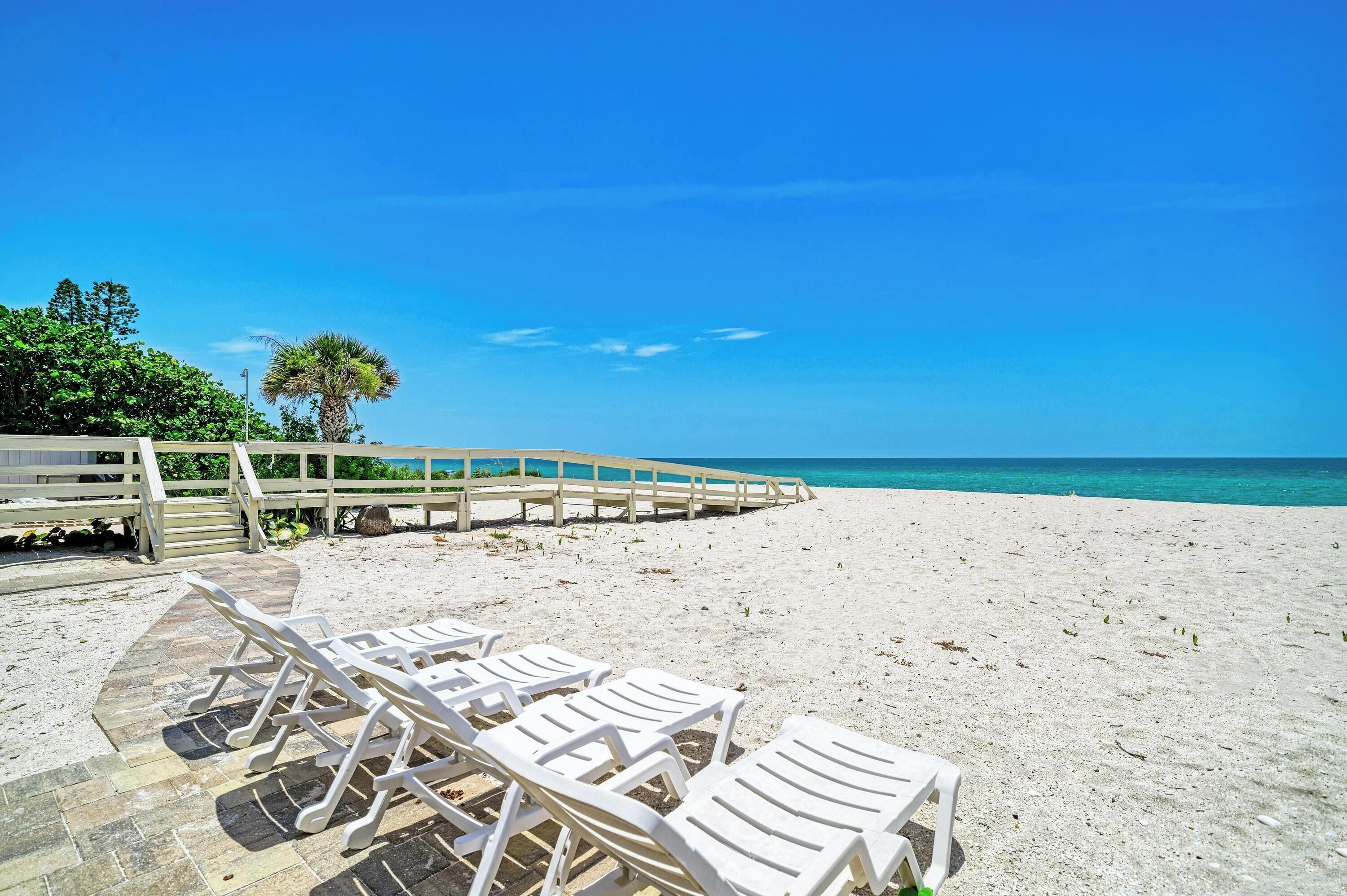 Sur la plage, chaise longue, serviettes de plage