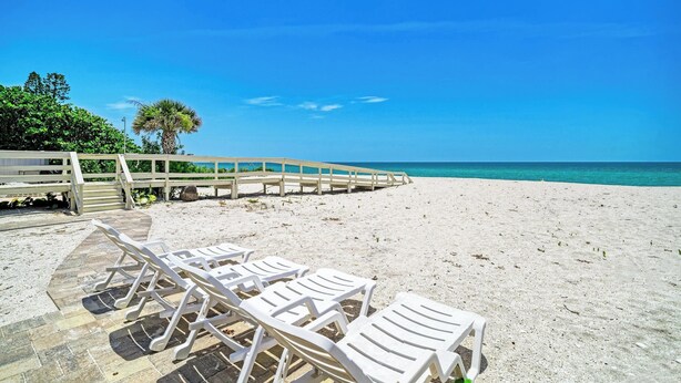 Sur la plage, chaise longue, serviettes de plage
