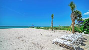 En la playa, camastros y toallas de playa