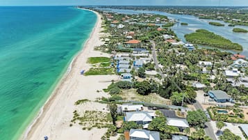 På stranden, liggestole, badehåndklæder