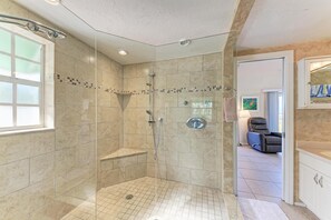 Shower, hair dryer, towels, soap - Casey Key Beachfront Escape: Charming 1BR Cottage (Nokomis)