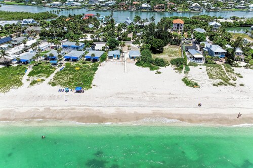 Casey Key Beachfront Escape: Charming 1BR Cottage