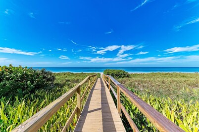 Casey Key Beachfront Escape: Charming 1BR Cottage