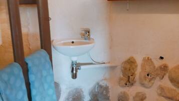 Douche, serviettes fournies, savon, papier toilette