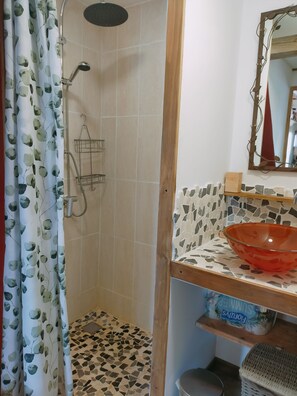 Een douche, handdoeken, zeep, toiletpapier