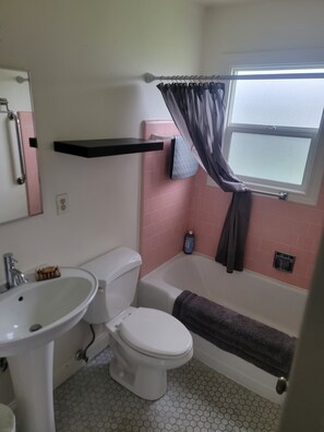 Duschwanne, umweltfreundliche Kosmetikartikel, Haartrockner, Handtücher