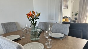 House, Multiple Beds | Private kitchen - Modern Spacious 4bed House in Porth Newquay Brambl (Newquay)