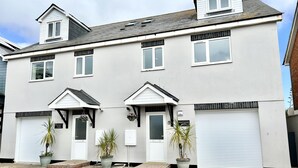 House, Multiple Beds | Exterior - Modern Spacious 4bed House in Porth Newquay Brambl (Newquay)
