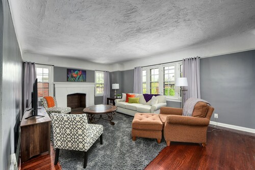 Cozy Apartment in Safe Area ~ 15 min from Cleveland Clinic ~ Long Stays Welcome