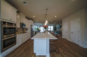 Private kitchen - Traveling Professionals-Entire Home+Parking+W/D (Hanover)