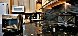 Kjøleskap, mikrobølgeovn, ovn og kokeplater
