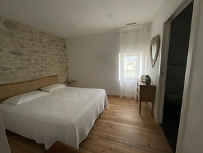 1 quarto, ferros/tábuas de passar roupa, berço de viagem