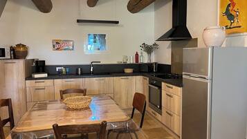 Een koelkast, een microgolfoven, een oven, een kookplaat