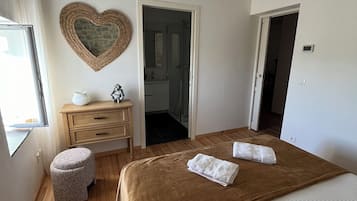 1 slaapkamer, een strijkplank/strijkijzer, reisbedje, gratis wifi