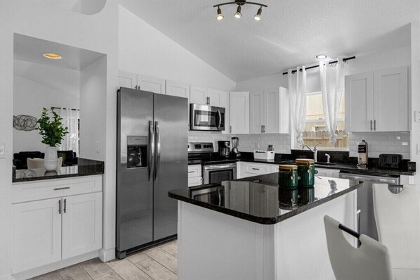 Kühlschrank, Mikrowelle, Ofen, Herdplatte