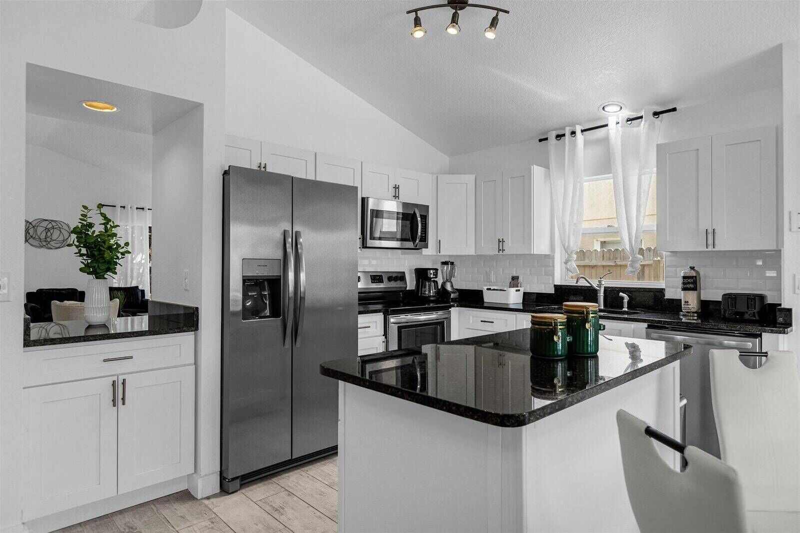 Geladeira, micro-ondas, fogão, cooktop