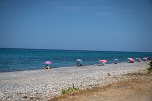 Una spiaggia nelle vicinanze