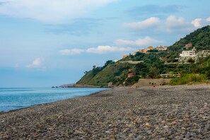 Una spiaggia nelle vicinanze