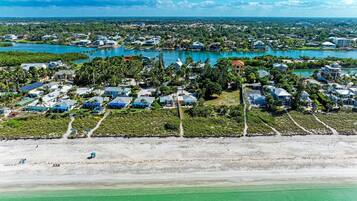 Plage, chaises longues, serviettes de plage