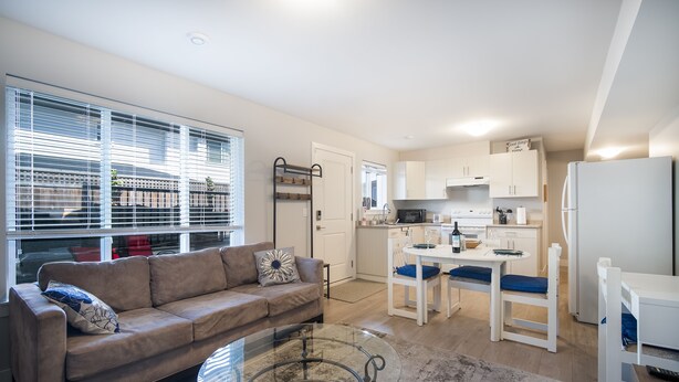 Un apartamento moderno con sala de estar, cocina y comedor.