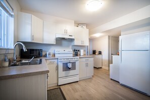 Fridge, microwave, oven, stovetop - Stay at our comfy corner! (Surrey)
