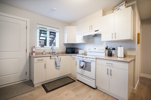 Fridge, microwave, oven, stovetop - Stay at our comfy corner! (Surrey)