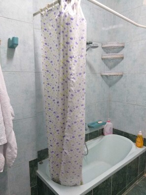 Duschwanne, Handtücher, Seife, Shampoo