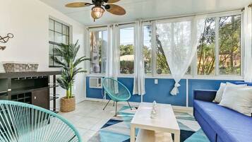 TV connectée, cheminée, table de tennis de table, écrans d'ordinateur