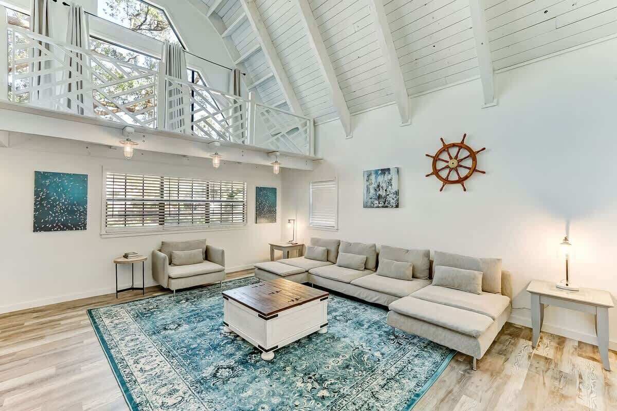 TV connectée, cheminée, table de tennis de table, écrans d'ordinateur