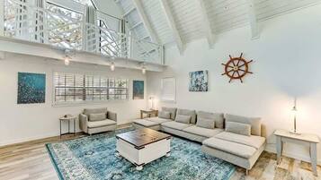 TV connectée, cheminée, table de tennis de table, écrans d'ordinateur