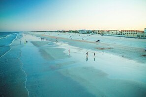 Beach nearby, sun loungers, beach towels