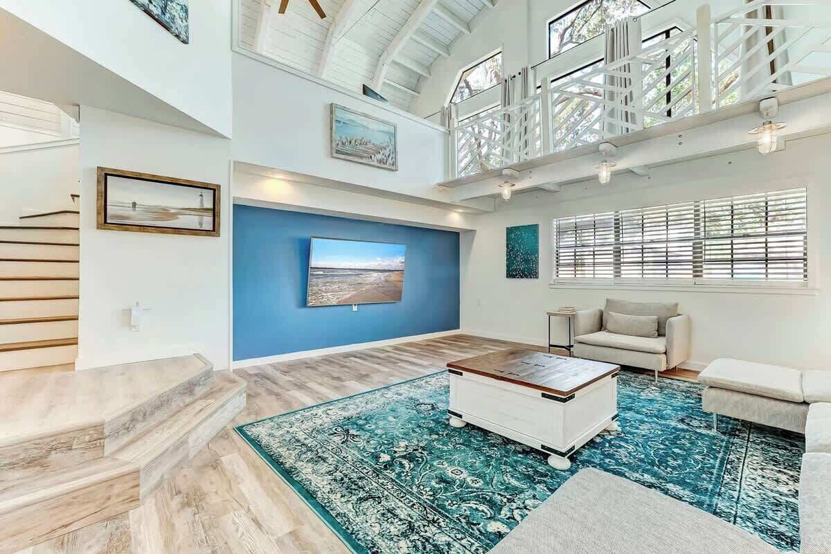 TV connectée, cheminée, table de tennis de table, écrans d'ordinateur