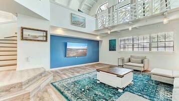 TV connectée, cheminée, table de tennis de table, écrans d'ordinateur