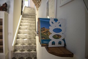 A staircase with a patterned carpet and a wooden handrail. - HOLIDAY HOME Mìrame 2min. from the historic center, renovated romantic and elegant (Ovindoli)