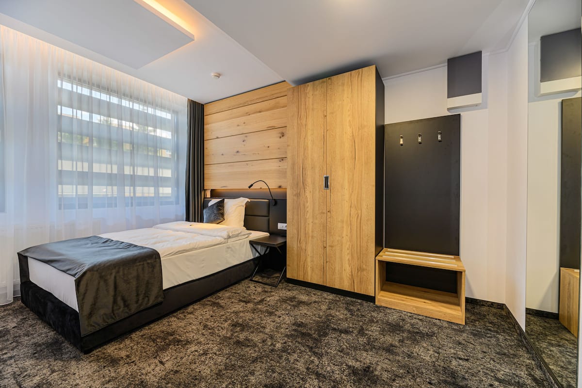 Business Standard Single | 1 bedroom, minibar, free WiFi, bed sheets