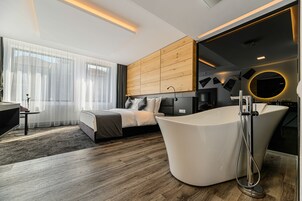 Minibar, wifi gratis y ropa de cama