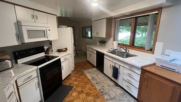 Geladeira, micro-ondas, fogão, cooktop