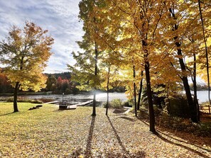 Property grounds - Tranquil waterfront cottage in Central Lake (Central Lake)