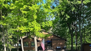 Property grounds - Tranquil waterfront cottage in Central Lake (Central Lake)