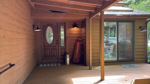 Property grounds - Tranquil waterfront cottage in Central Lake (Central Lake)