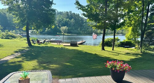 Tranquil waterfront cottage in Central Lake