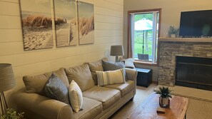 Smart TV, fireplace, printers - Tranquil waterfront cottage in Central Lake (Central Lake)