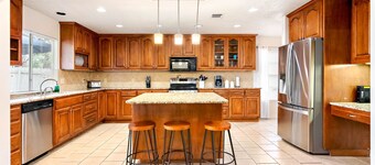 Spacious Family Friendly House Sleeps 9 ppl!