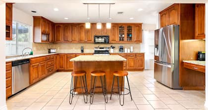 Spacious Family Friendly House Sleeps 9 ppl!