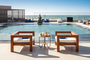 Una piscina cubierta, 2 piscinas al aire libre