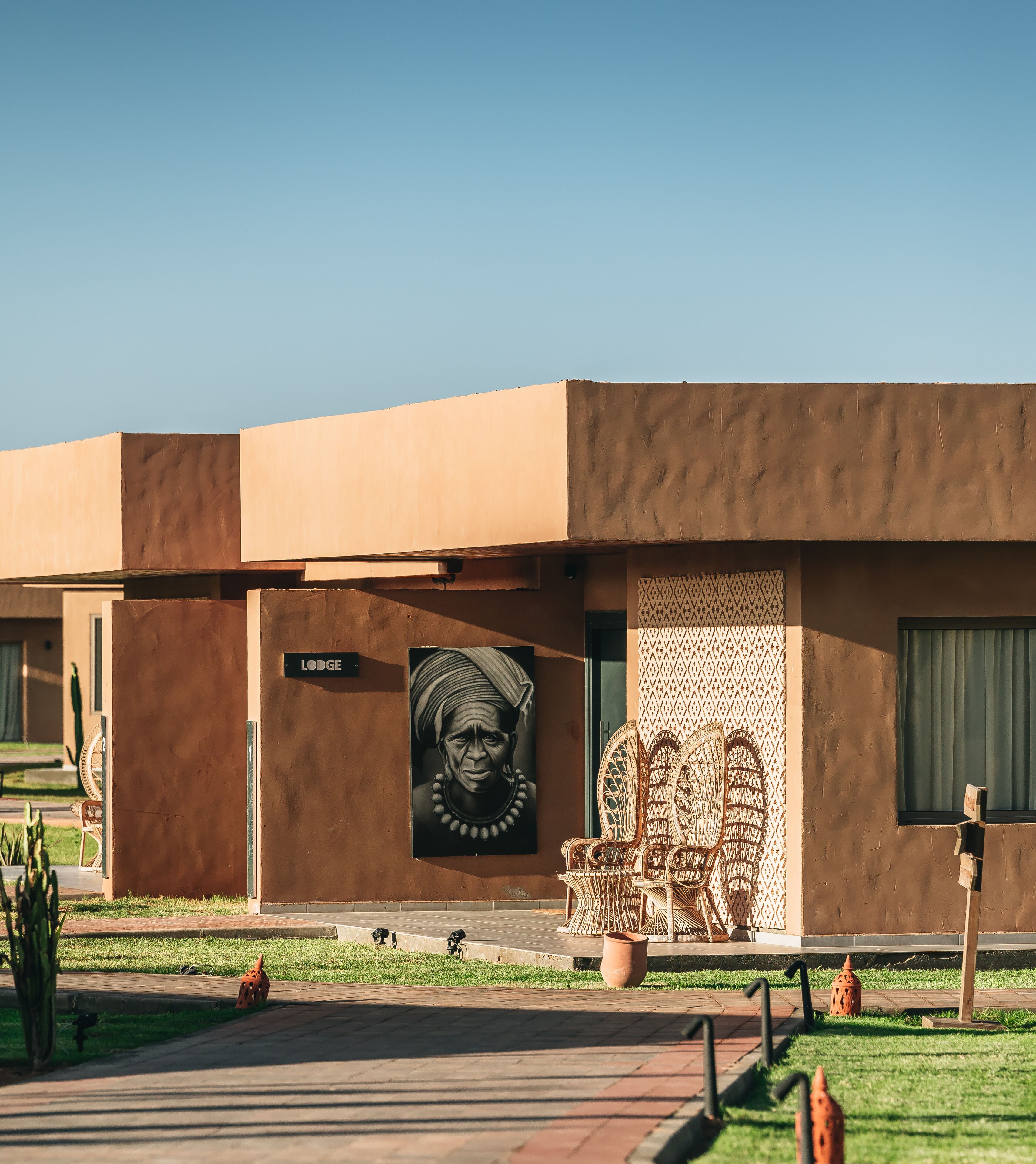 Un bâtiment sur lequel on peut lire l’inscription « Lodge » et qui est orné d’une grande fresque représentant une personne.