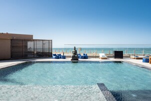 Indoor pool, 2 outdoor pools