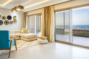 Prestige Suite with Sea View | 起居區 | 電視