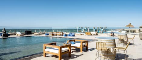 Una piscina cubierta, 2 piscinas al aire libre